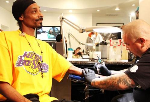 Late last night Snoop Dogg paid a visit to tattoo artist Mister Cartoon and